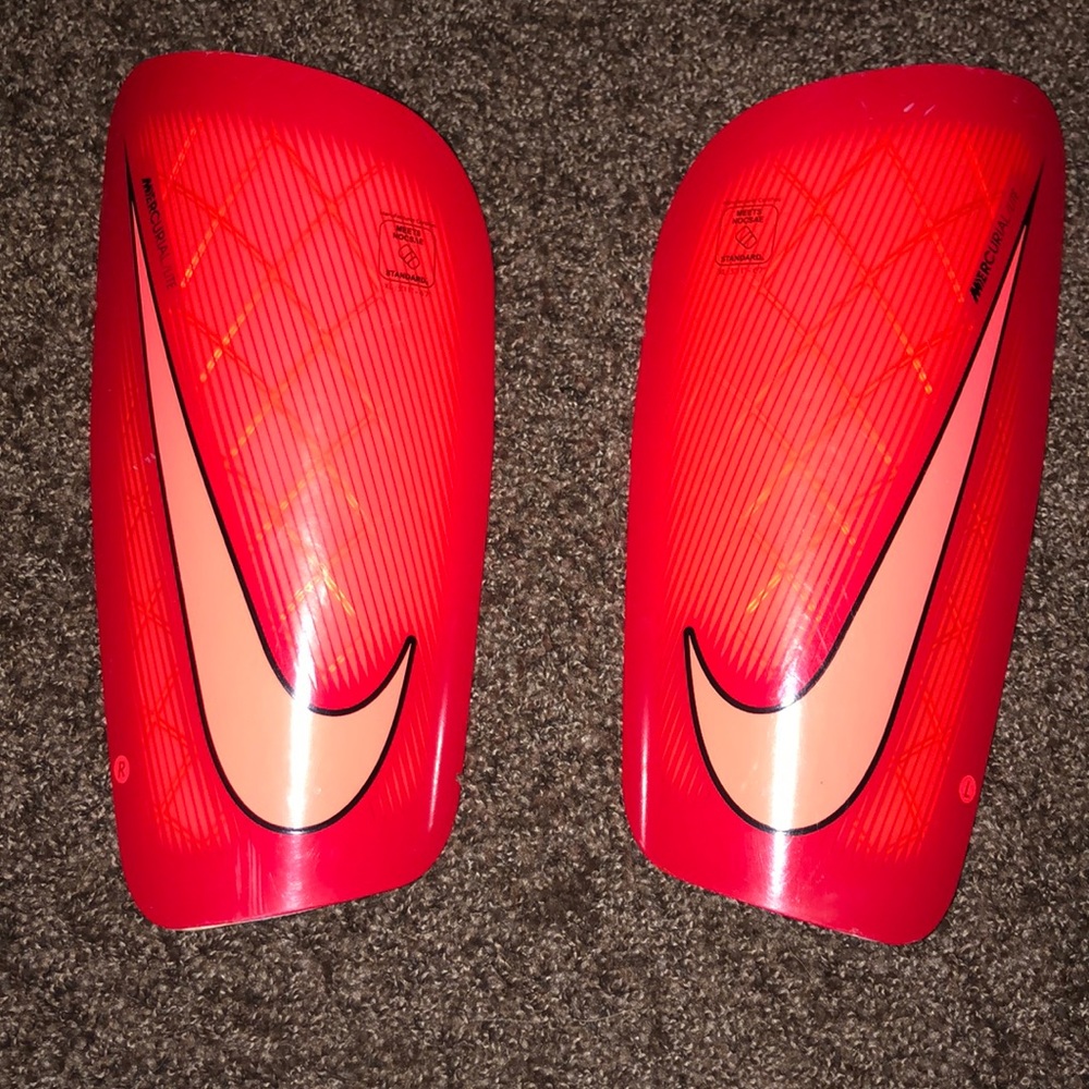 Nike mercurial lite shin guards